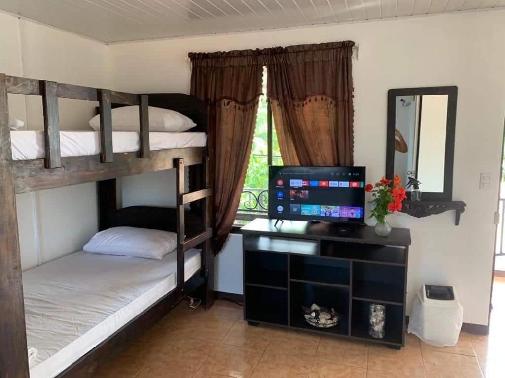 Апарт отель Cabinas Playa Bandera Паррита Экстерьер фото